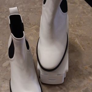 Beautiful ecco black and white boots
